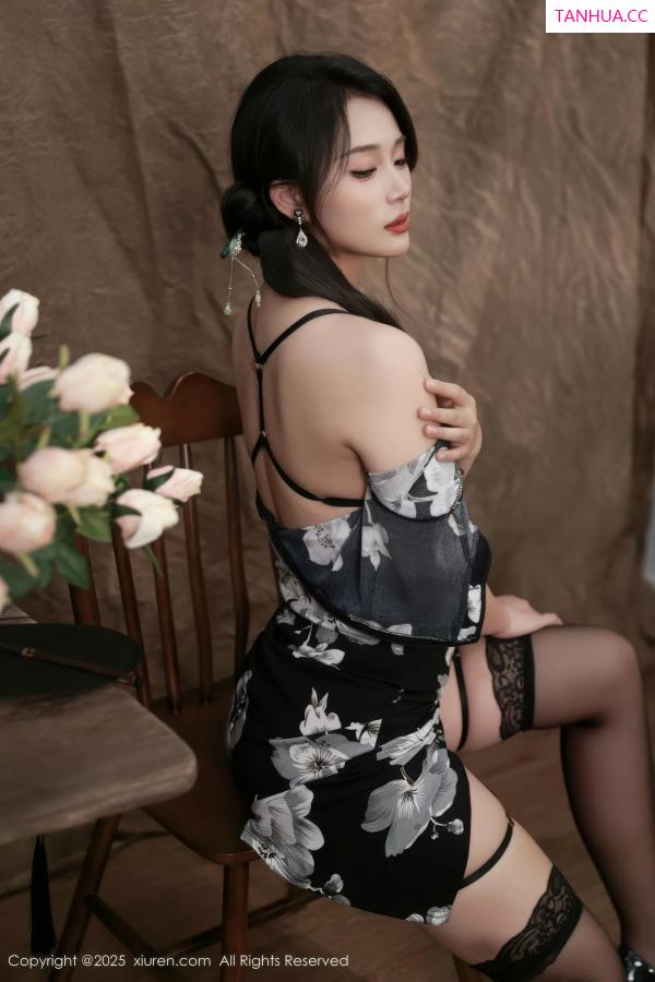   [XiuRen]高清写真图 2025.08.15 No.10655 南乔 黑色旗袍第32张图片